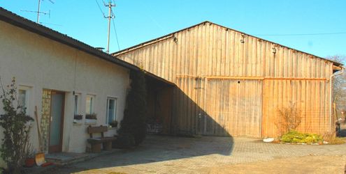 Bauernhaus mit ELW und Wirtschaftsgebäude in St. Johann-Gächingen