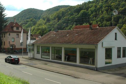 Gewerbehallen mit Wohnhaus in Bad Urach